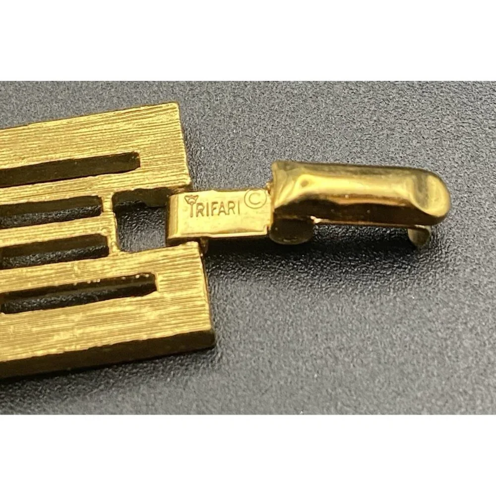 Vintage Crown Trifari Bracelet Textured Gold Tone Panel 7